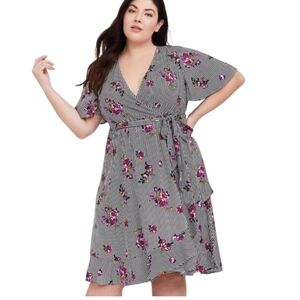 Torrid Short Sleeve V-neck Dress Black White Stripes With Floral Flowers Size 2X